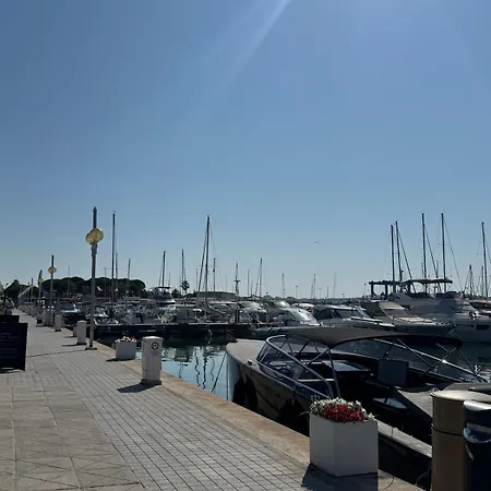 Grand Sur Le Port De Golfe Juan *
